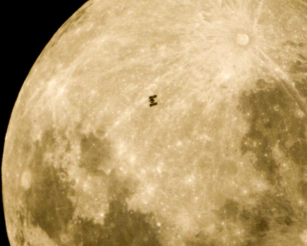 space-station-moon_1744766i